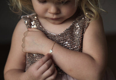 Goldkettenarmband für Kinder mit Herzanhänger und rundem weißen Diamanten