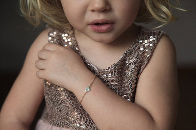 Goldkettenarmband für Kinder mit Herzanhänger und rundem weißen Diamanten