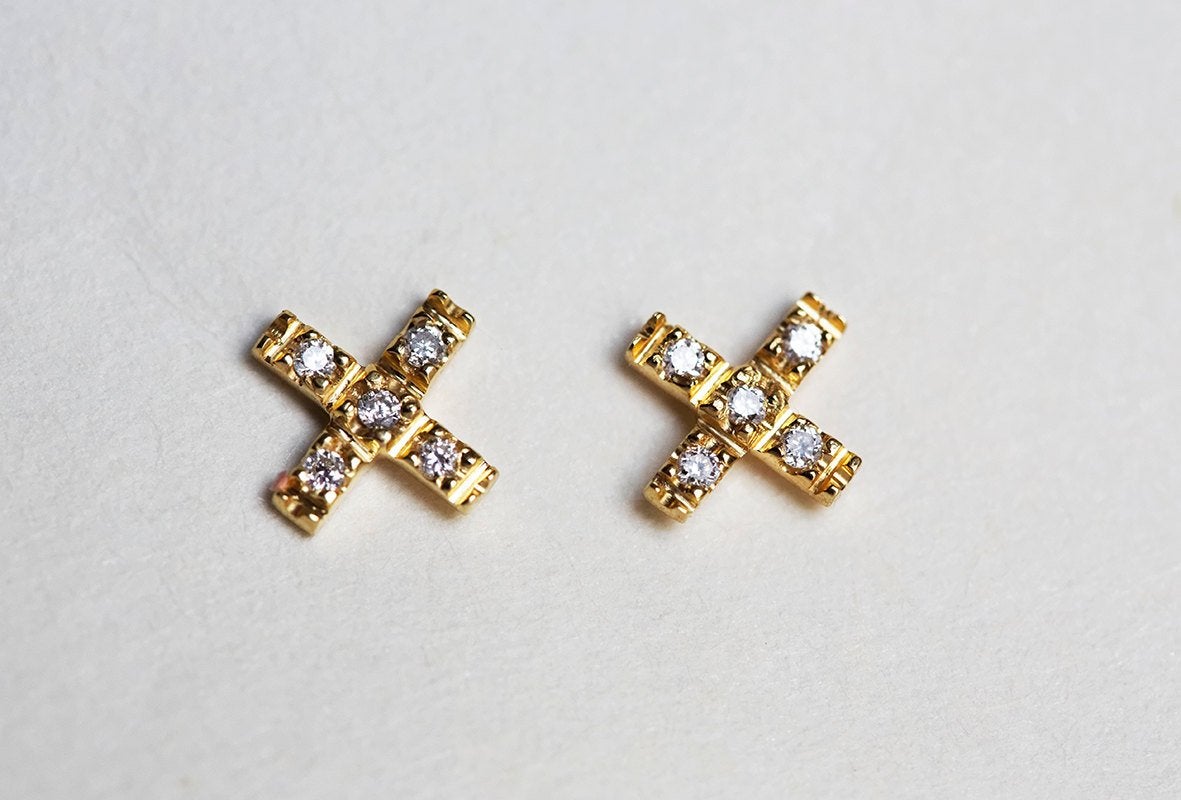 Runde Ohrstecker mit weißem Diamantkreuz