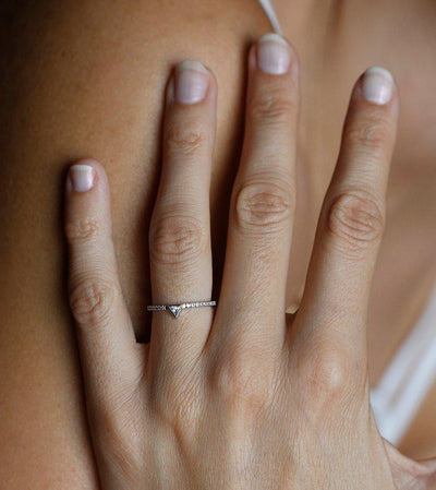 Halb-Eternity-Diamant-Pavé-Ring mit weißem Diamant im Billionenschliff