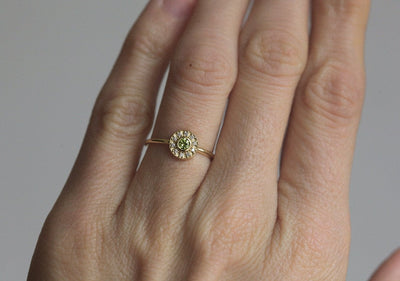 Runder Peridot-Diamant-Verlobungsring mit Diamant-Heiligenschein