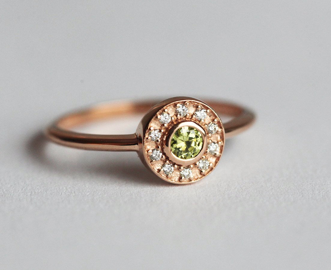 Runder Peridot-Diamant-Verlobungsring mit Diamant-Heiligenschein