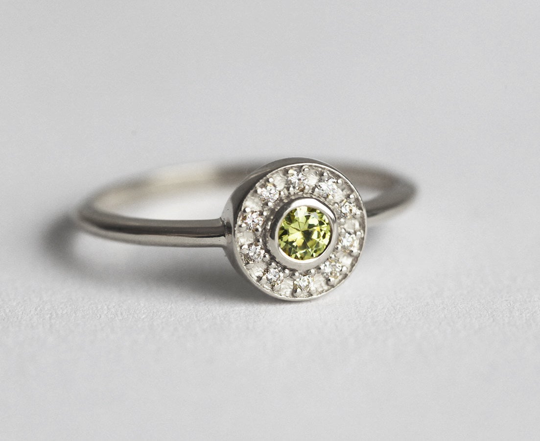 Runder Peridot-Diamant-Verlobungsring mit Diamant-Heiligenschein