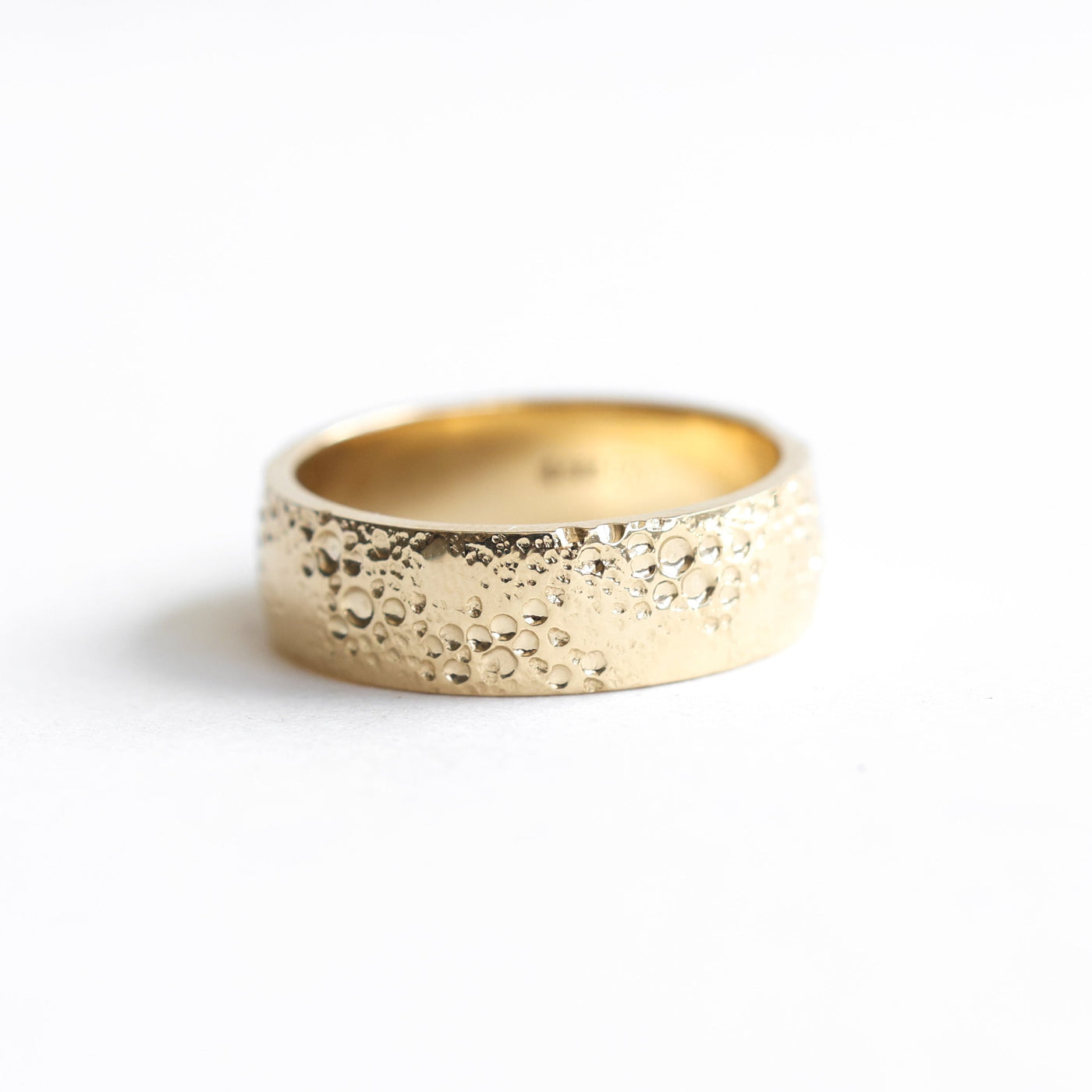 Strukturierter Gold-Ehering, Unisex-Design mit Drehung, erhältlich in 14-karätigem/18-karätigem Gold und Platin. Personalisieren Sie es mit Edelsteinen.