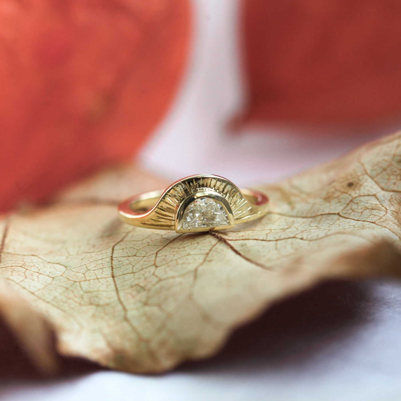 Einzigartiger Ring aus 14-karätigem Gold mit einem runden weißen Diamanten in Halbmondform und in die Ringstruktur eingravierten Sonnenstrahlen