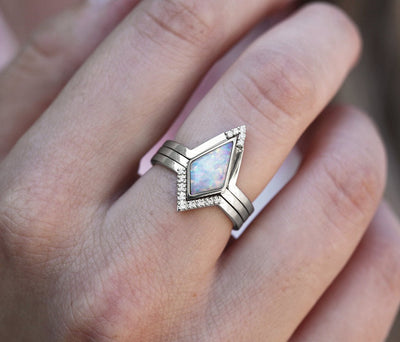 Kite White Opal Solitärring, besetzt mit ergänzenden weißen runden Diamanten