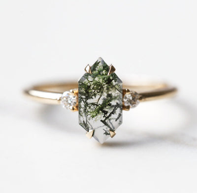 Sechseckiger Moosachat-Ring aus Gelbgold mit seitlichen weißen Diamanten