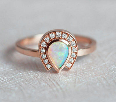 Weißer Birnen-Opal-Halo-Ring mit runden weißen Diamanten