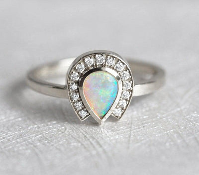 Weißer Birnen-Opal-Halo-Ring mit runden weißen Diamanten