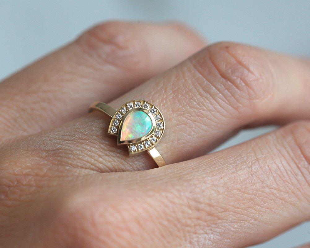 Weißer Birnen-Opal-Halo-Ring mit runden weißen Diamanten