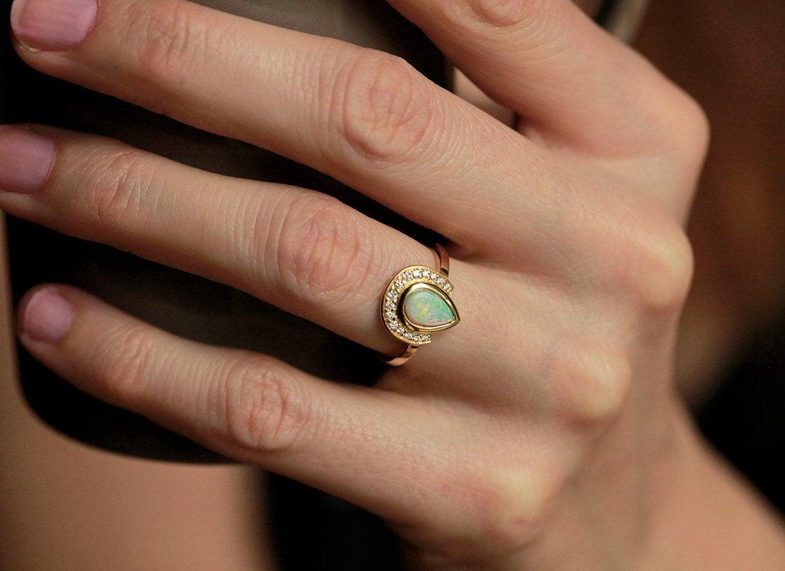 Weißer Birnen-Opal-Halo-Ring mit runden weißen Diamanten