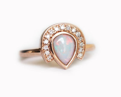 Weißer Birnen-Opal-Halo-Ring mit runden weißen Diamanten