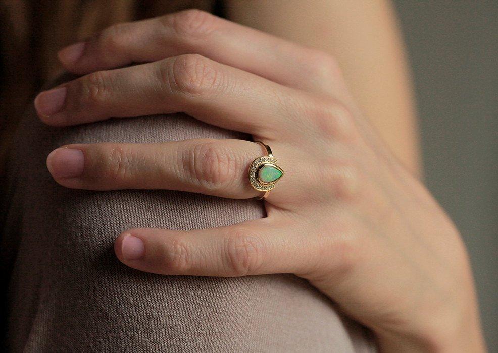 Weißer Birnen-Opal-Halo-Ring mit runden weißen Diamanten