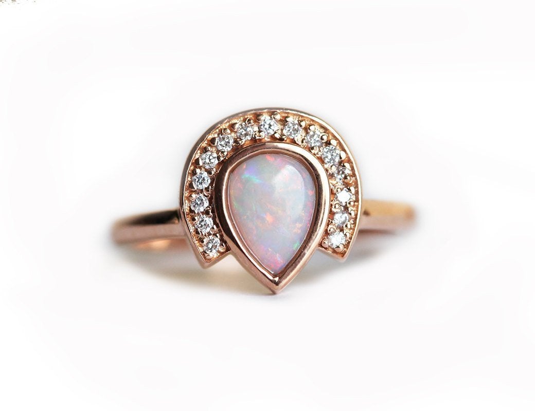 Weißer Birnen-Opal-Halo-Ring mit runden weißen Diamanten