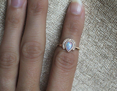 Weißer Birnen-Opal-Halo-Ring mit runden weißen Diamanten