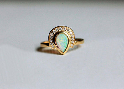 Weißer Birnen-Opal-Halo-Ring mit runden weißen Diamanten