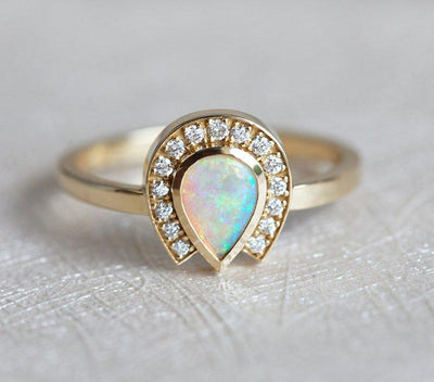 Weißer Birnen-Opal-Halo-Ring mit runden weißen Diamanten