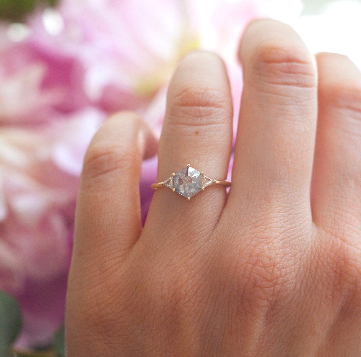 Sechseckiger Salzpfeffer-Ring mit seitlichen dreieckigen weißen Diamanten