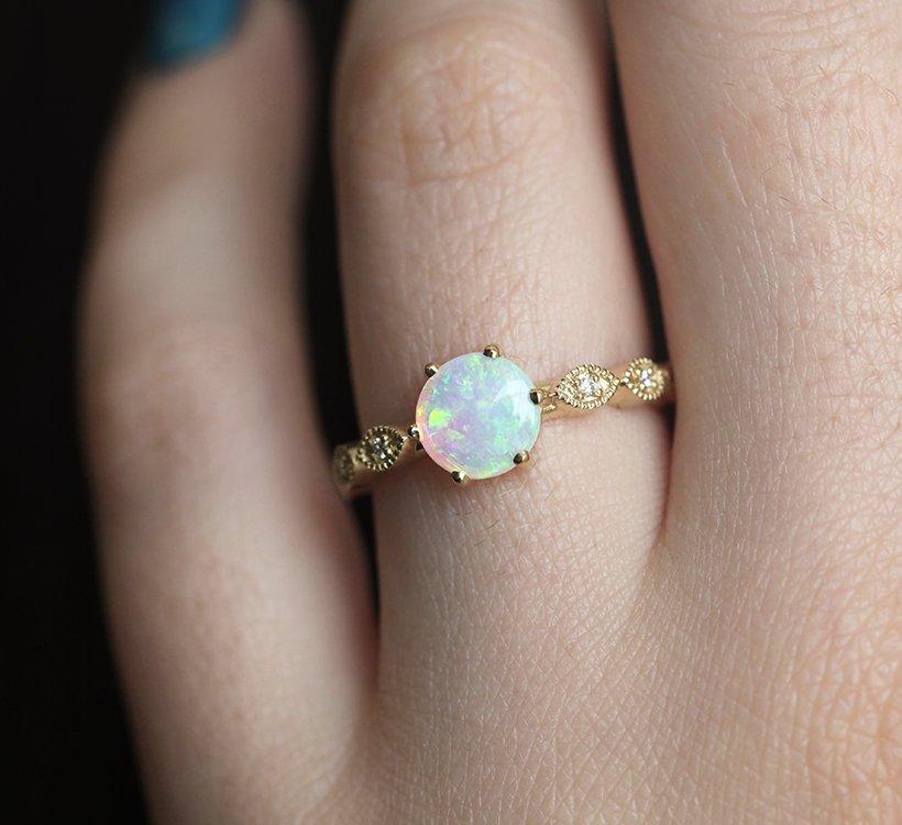 Runder Ring mit weißem Opal und Pavé-Band, gefüllt mit runden weißen Diamanten