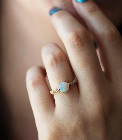 Runder Ring mit weißem Opal und Pavé-Band, gefüllt mit runden weißen Diamanten