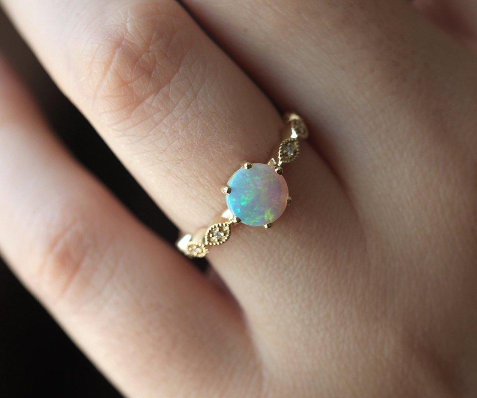 Runder Ring mit weißem Opal und Pavé-Band, gefüllt mit runden weißen Diamanten