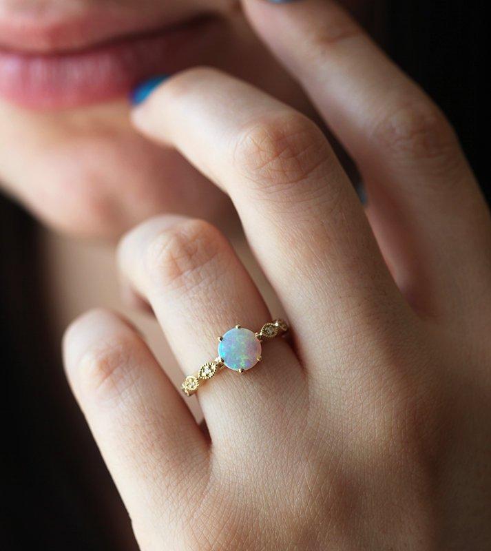 Runder Ring mit weißem Opal und Pavé-Band, gefüllt mit runden weißen Diamanten