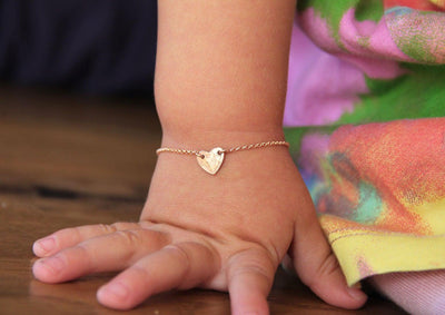 Roségoldenes Kettenarmband für Kleinkinder mit Herzanhänger und personalisiertem Anfangsbuchstaben