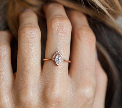 Halo-Ring mit weißen Diamanten im Marquise-Schliff und seitlichen weißen Diamanten