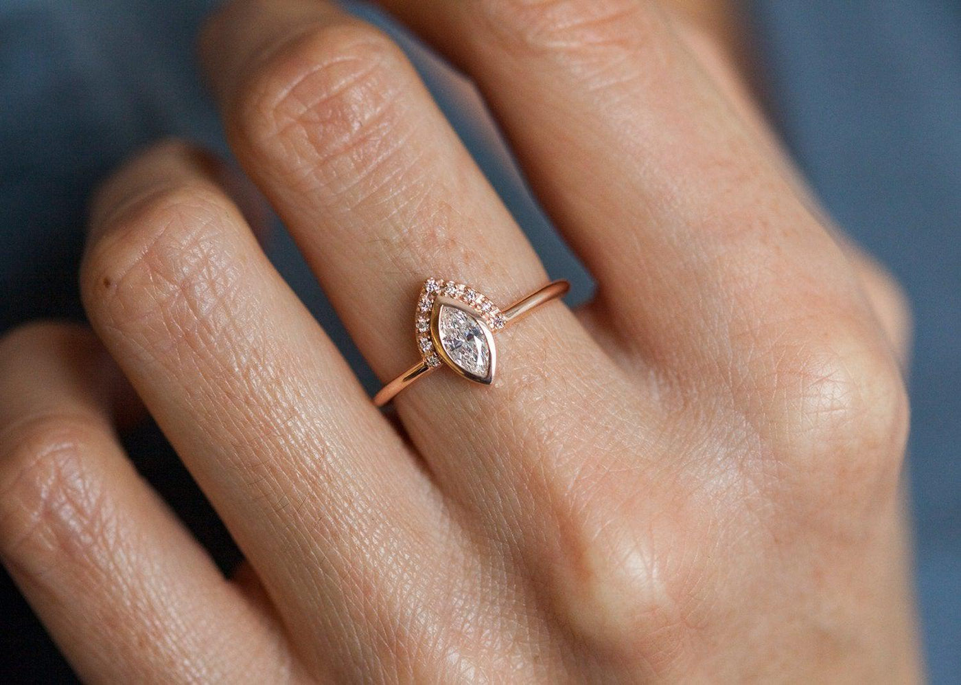 Halo-Ring mit weißen Diamanten im Marquise-Schliff und seitlichen weißen Diamanten