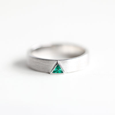 Triangle Lab Emerald Band, Herren-Ehering mit im Labor gezüchtetem Smaragd in Dreiecksform.