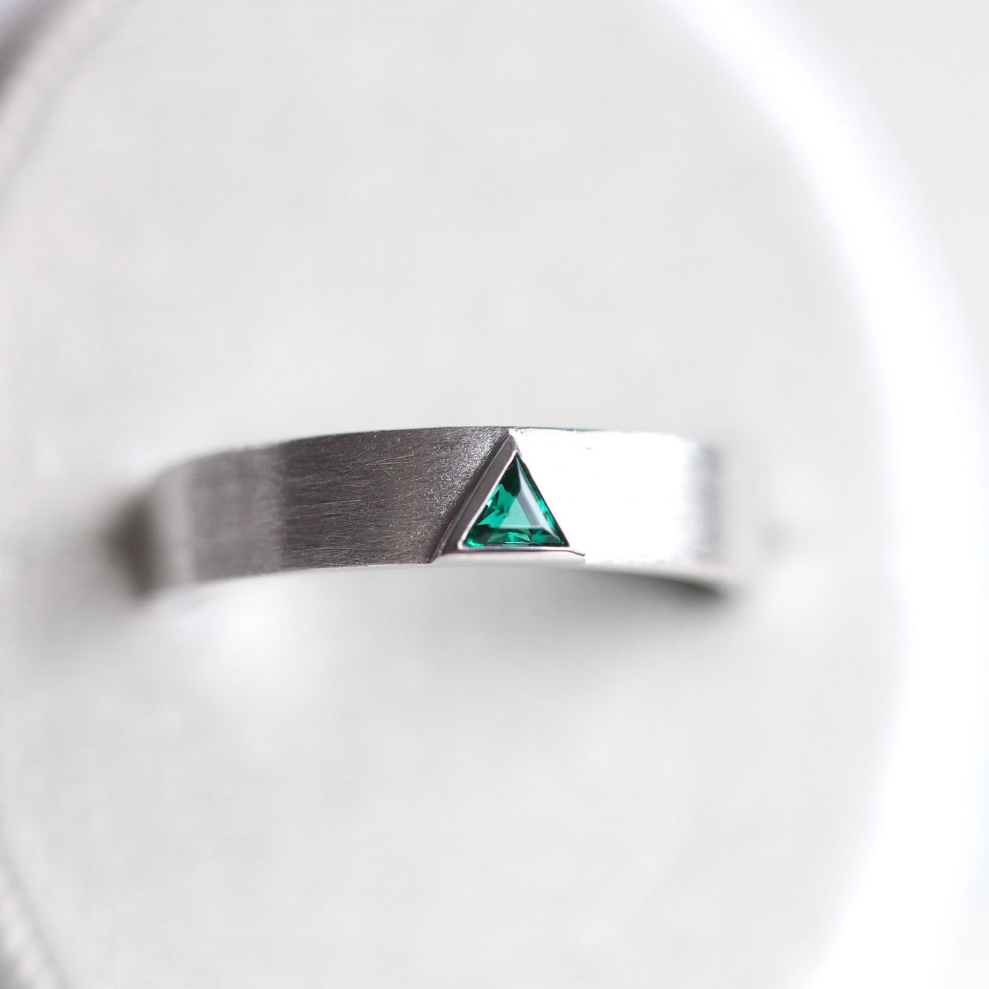 Triangle Lab Emerald Band, Ehering für Herren mit im Labor gezüchtetem Smaragd-Edelstein.