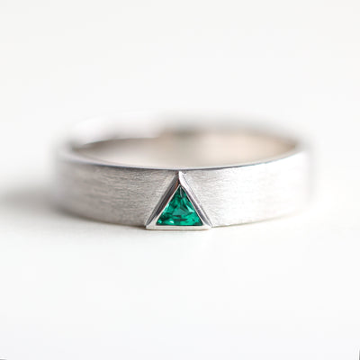 Triangle Lab Emerald Band, Herren-Ehering mit im Labor gezüchtetem Smaragd in Dreiecksform.