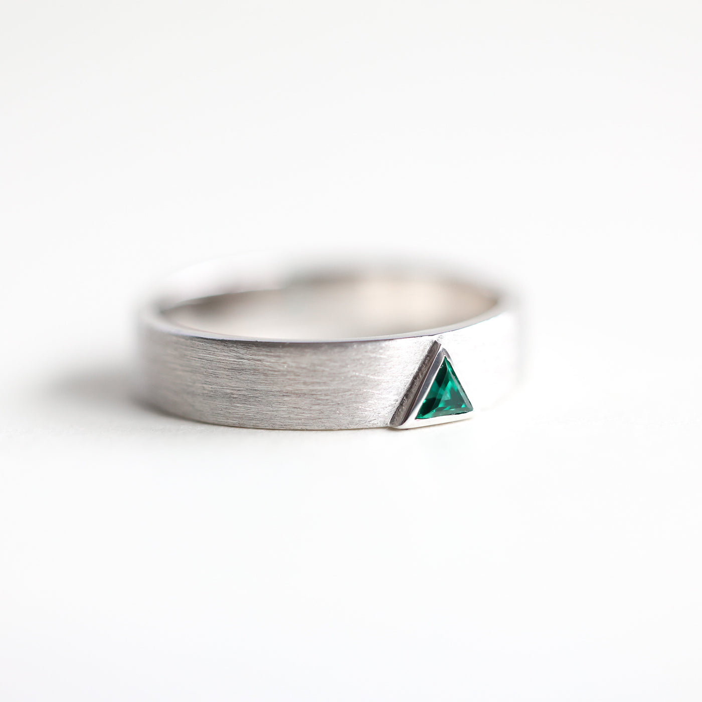 Triangle Lab Emerald Band, Ehering für Herren mit im Labor gezüchtetem Smaragd-Edelstein.