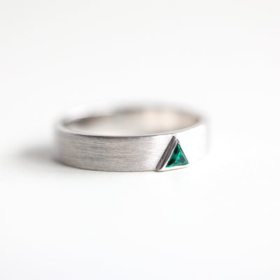 Triangle Lab Emerald Band, Ehering für Herren mit im Labor gezüchtetem Smaragd-Edelstein.