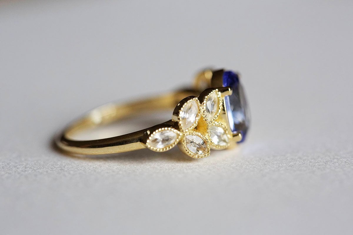 Violett-blauer ovaler Tansanit-Ring im Vintage-Design mit weißen Diamanten im Marquise-Schliff