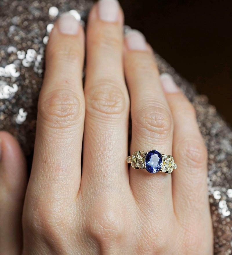 Violett-blauer ovaler Tansanit-Ring im Vintage-Design mit weißen Diamanten im Marquise-Schliff