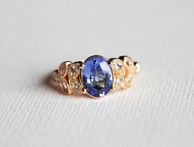 Violett-blauer ovaler Tansanit-Ring im Vintage-Design mit weißen Diamanten im Marquise-Schliff