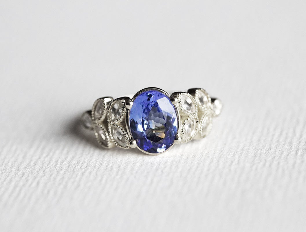 Violett-blauer ovaler Tansanit-Ring im Vintage-Design mit weißen Diamanten im Marquise-Schliff