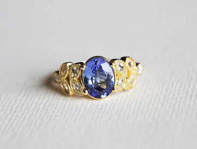 Violett-blauer ovaler Tansanit-Ring im Vintage-Design mit weißen Diamanten im Marquise-Schliff