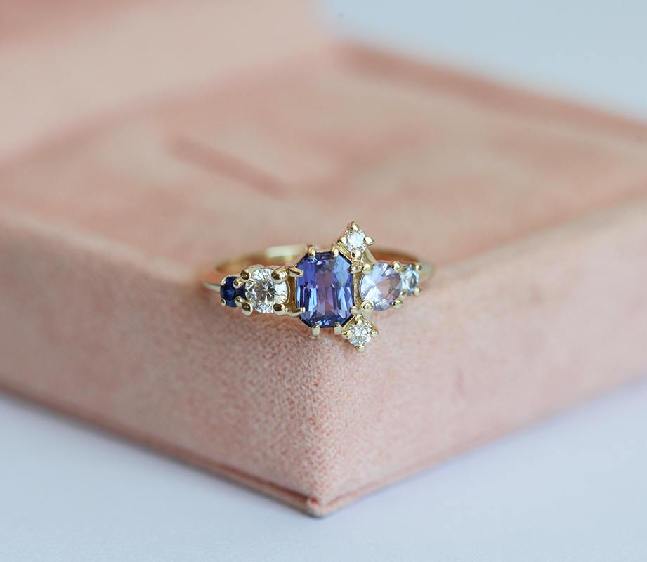 Violettblauer, strahlender Saphir-Clusterring mit Diamanten