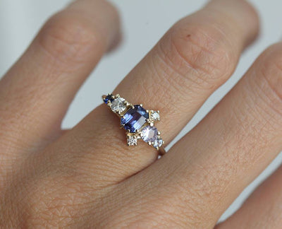 Violettblauer, strahlender Saphir-Clusterring mit Diamanten