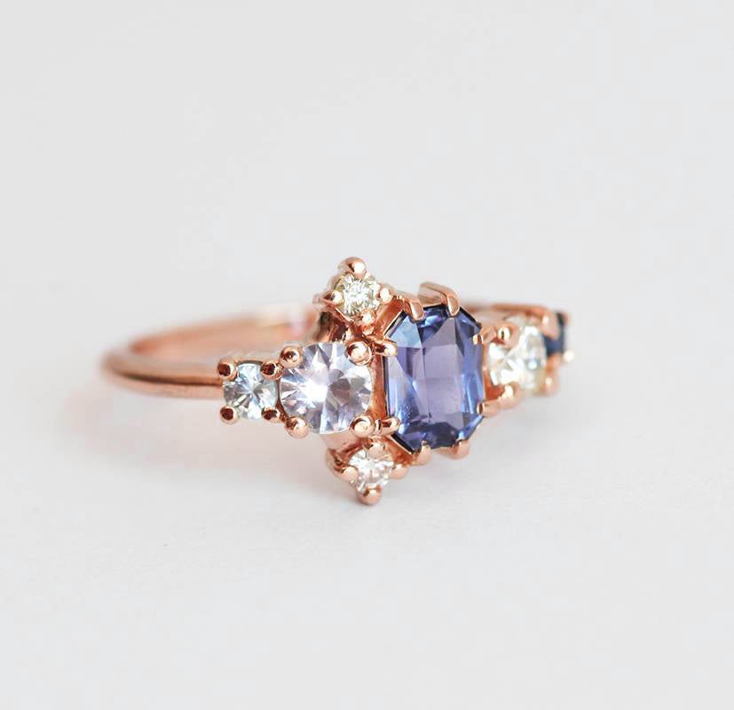 Violettblauer, strahlender Saphir-Clusterring mit Diamanten