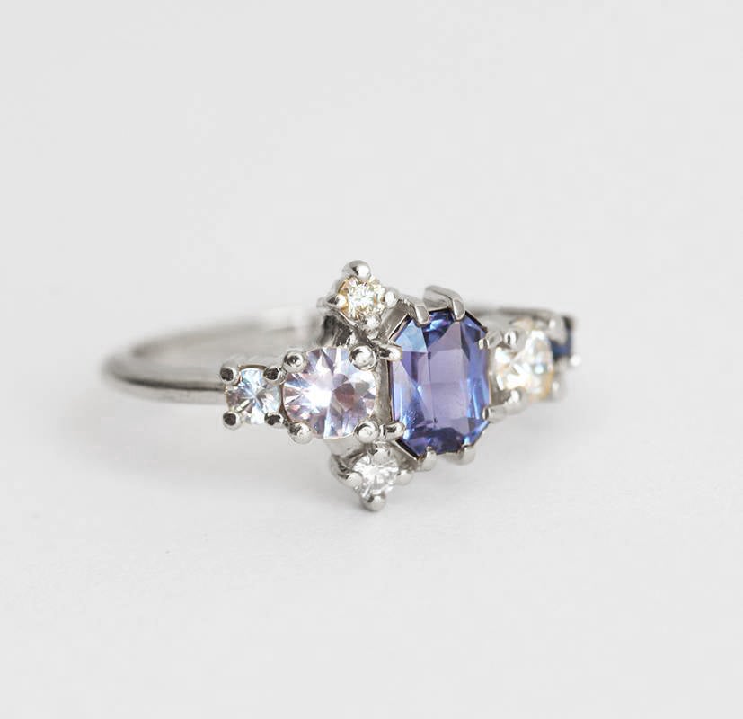 Violettblauer, strahlender Saphir-Clusterring mit Diamanten