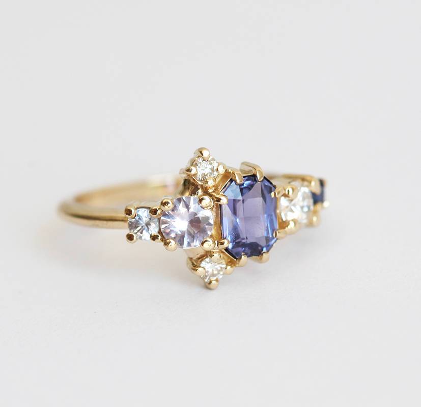 Violettblauer, strahlender Saphir-Clusterring mit Diamanten