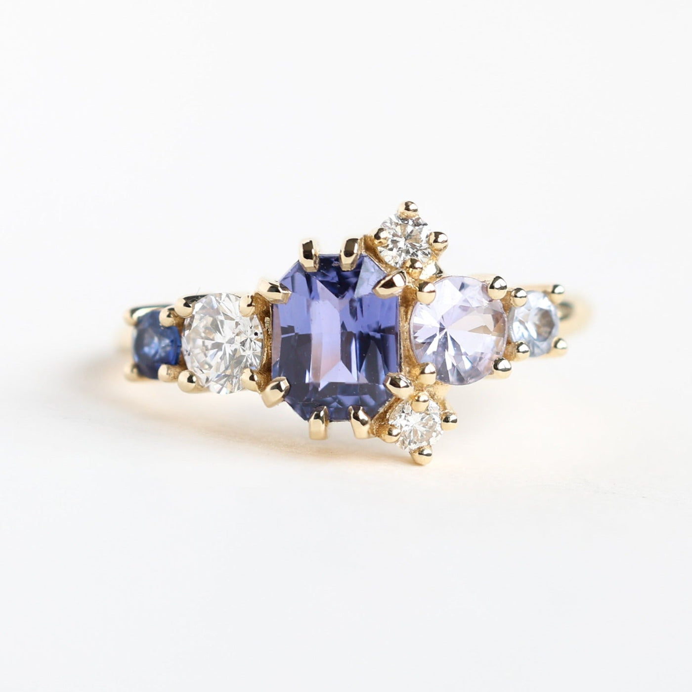 Violettblauer, strahlender Saphir-Clusterring mit Diamanten