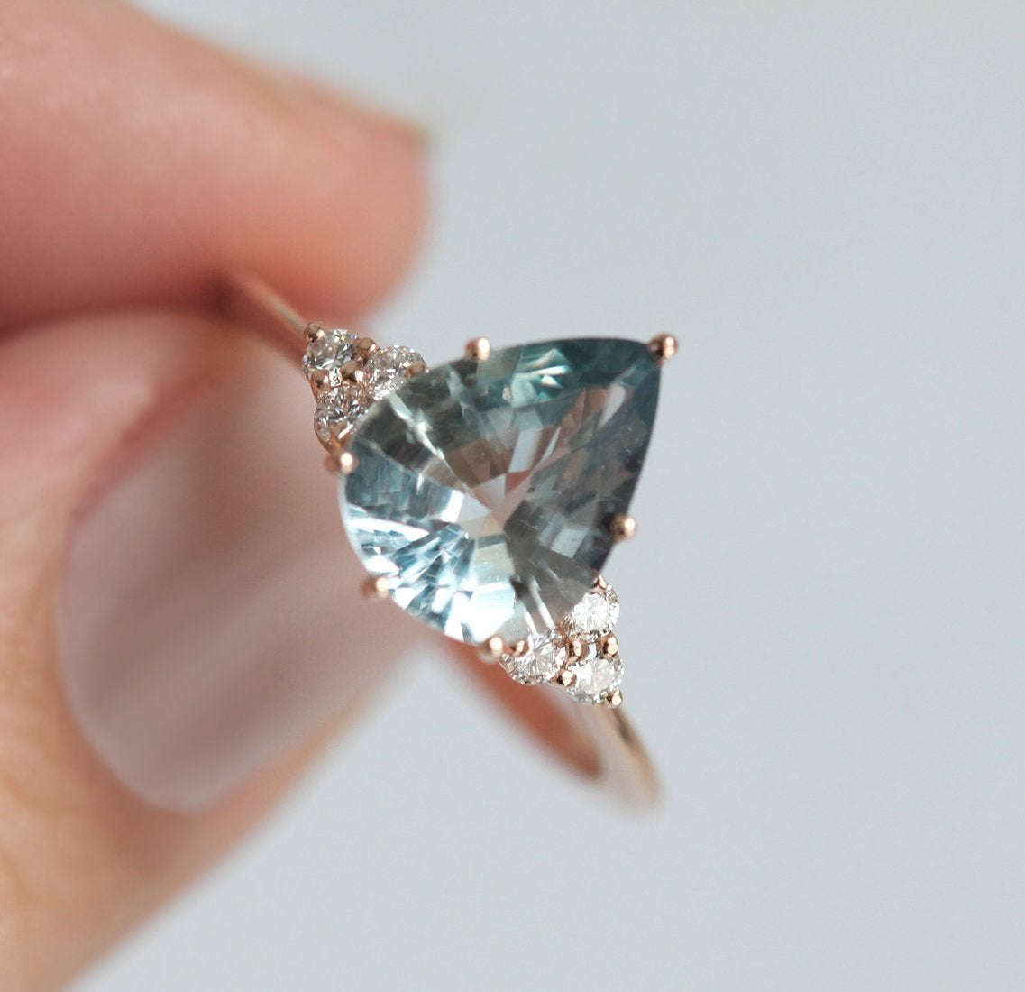 Blauer birnenförmiger Saphir-Clusterring mit Diamanten