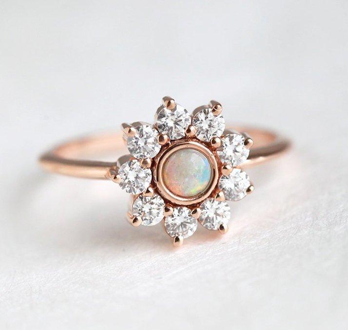 Weißer runder Opalblumen-Halo-Ring mit runden weißen Diamanten