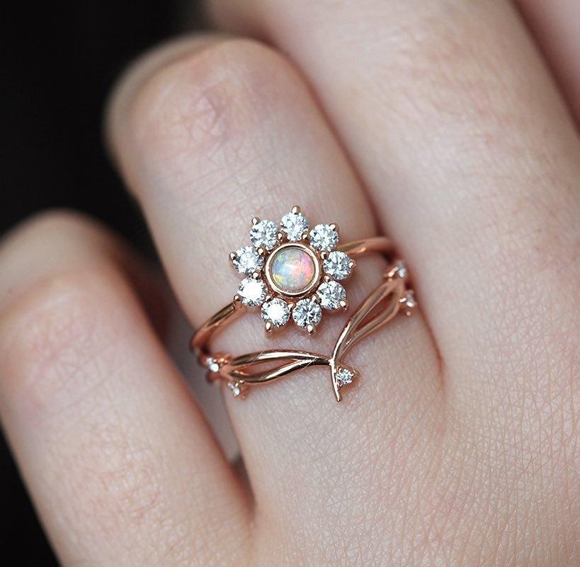 Weißer runder Opalblumen-Halo-Ring mit runden weißen Diamanten