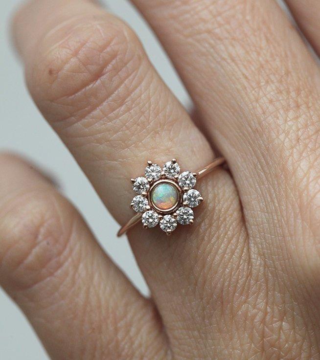 Weißer runder Opalblumen-Halo-Ring mit runden weißen Diamanten