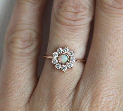 Weißer runder Opalblumen-Halo-Ring mit runden weißen Diamanten